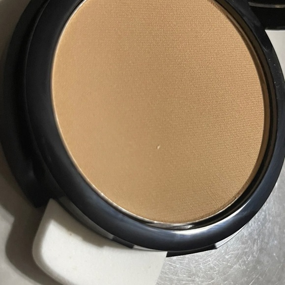 Younique Makeup Nib Younique Moonstruck Pressed Powder Foundation